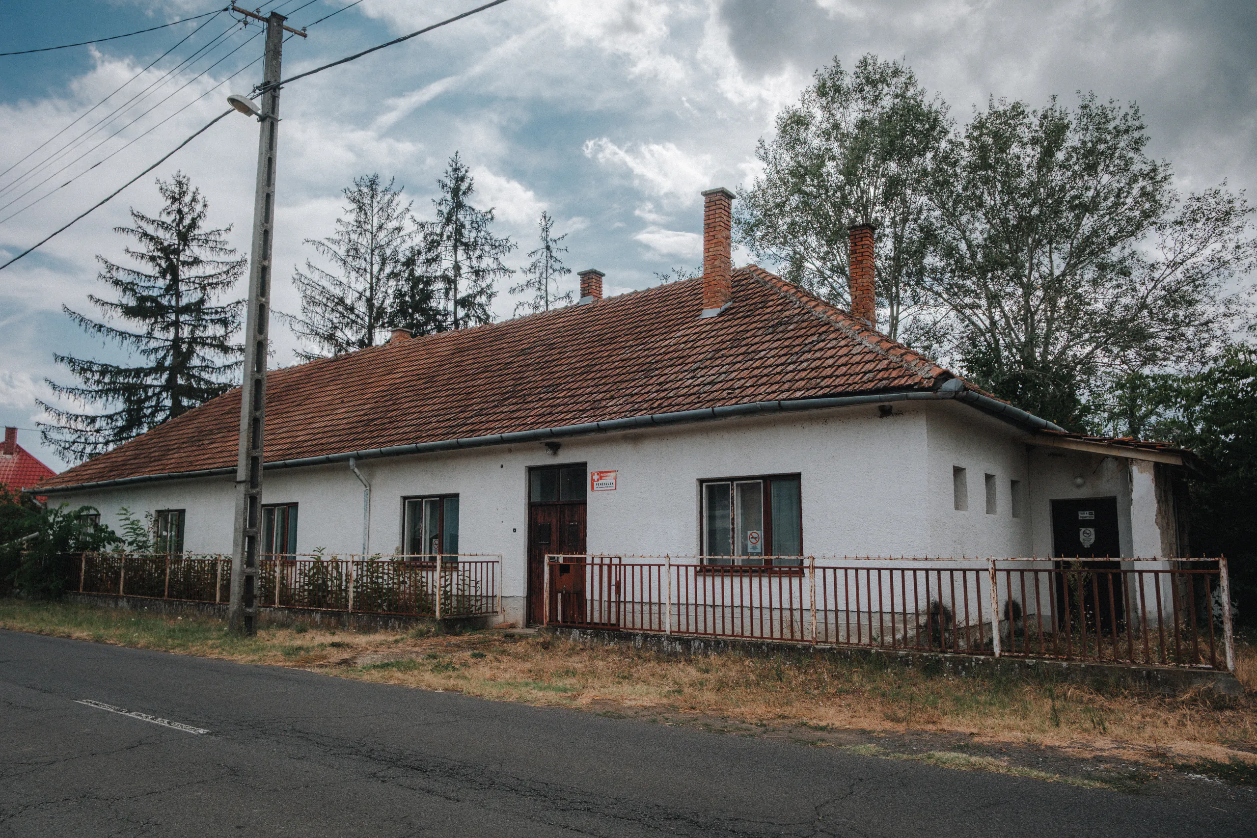 Az egykori penészleki orvosi rendelő fehér, cseréptetős épülete az utca felől.